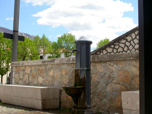 Fontana-Piazzale-degli-Alpi